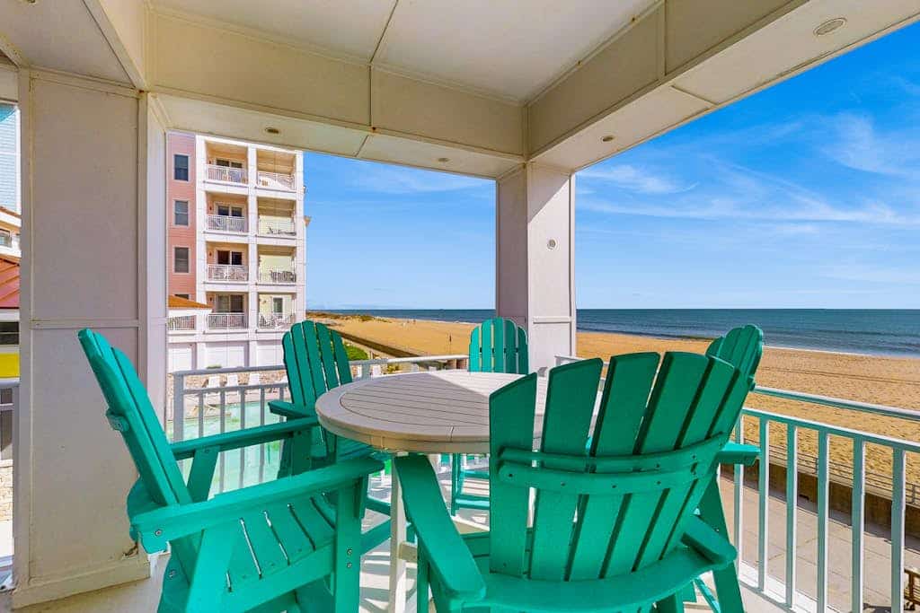 Oceanfront corner condo with washer/dryer, pool & fitness center