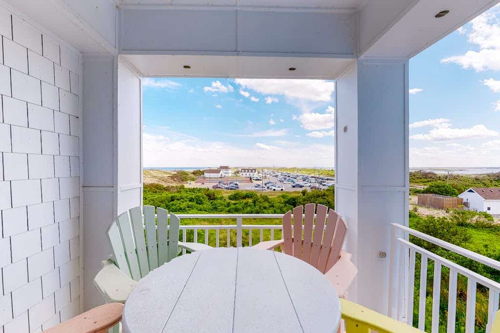 Great condo with 2 balconies, excellent ocean & bay views, 3 pools, & gym
