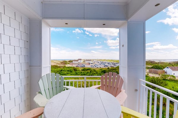 Great condo with 2 balconies, excellent ocean & bay views, 3 pools, & gym