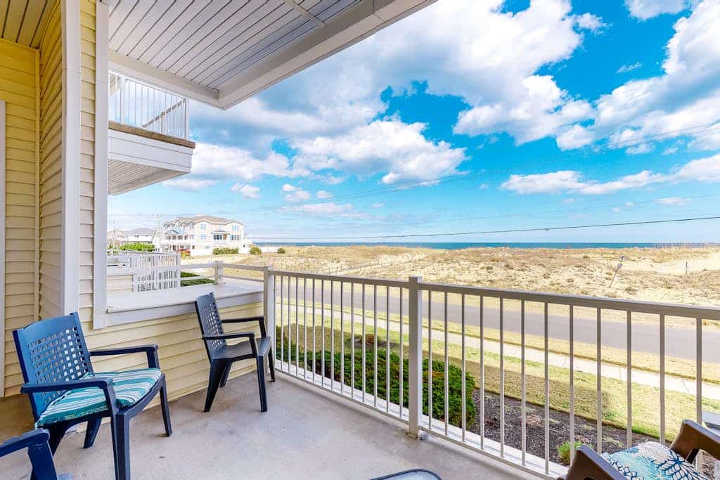 Oceanfront condo w/incredible beach views, shared outdoor pool, gym, & A/C