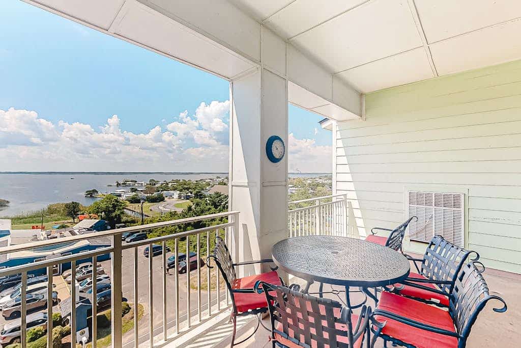 Two-story penthouse with huge bay views & pools - steps to beach