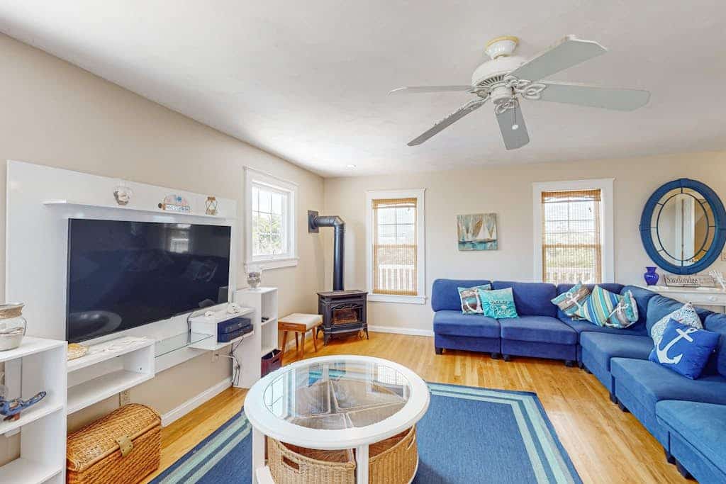 Renovated ocean-side house with pool, putting green, volleyball & beach access
