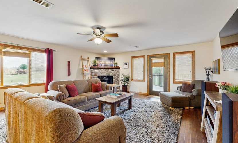 Lovely home overlooking golf course with WiFi, AC, pool, hot tub - near lake