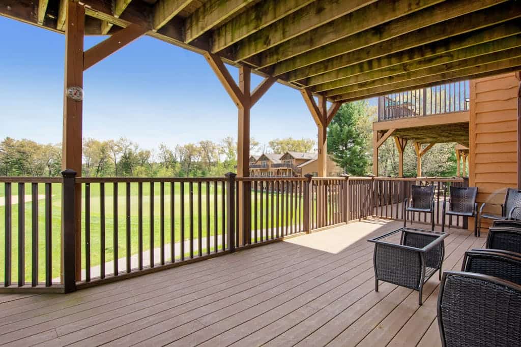Lovely home overlooking golf course with WiFi, AC, pool, hot tub - near lake