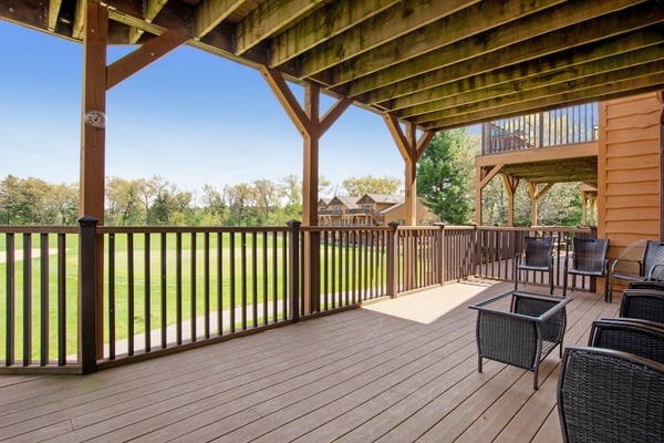 Lovely home overlooking golf course with WiFi, AC, pool, hot tub - near lake