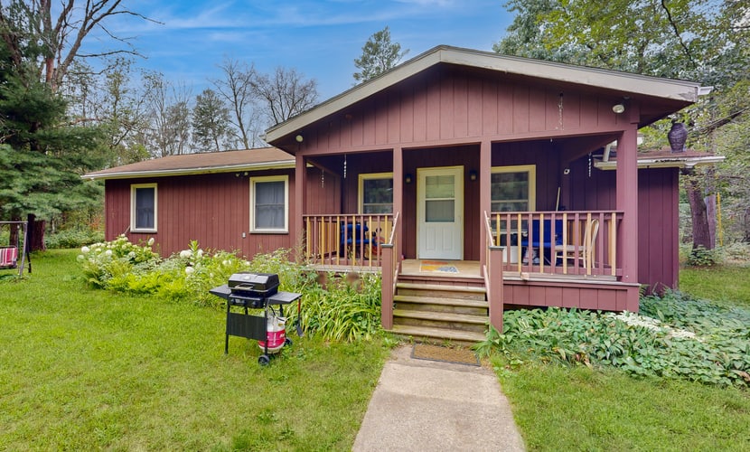 Dog-friendly home near Petenwell Lake - gas grill & outdoor dining area