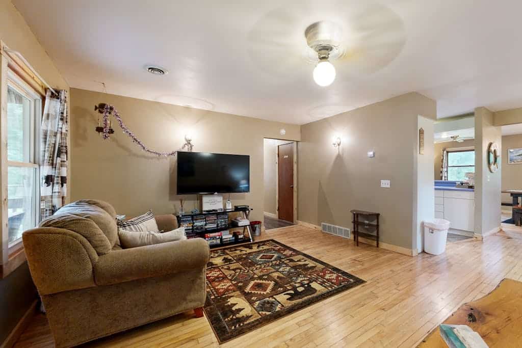 Dog-friendly home near Petenwell Lake - gas grill & outdoor dining area