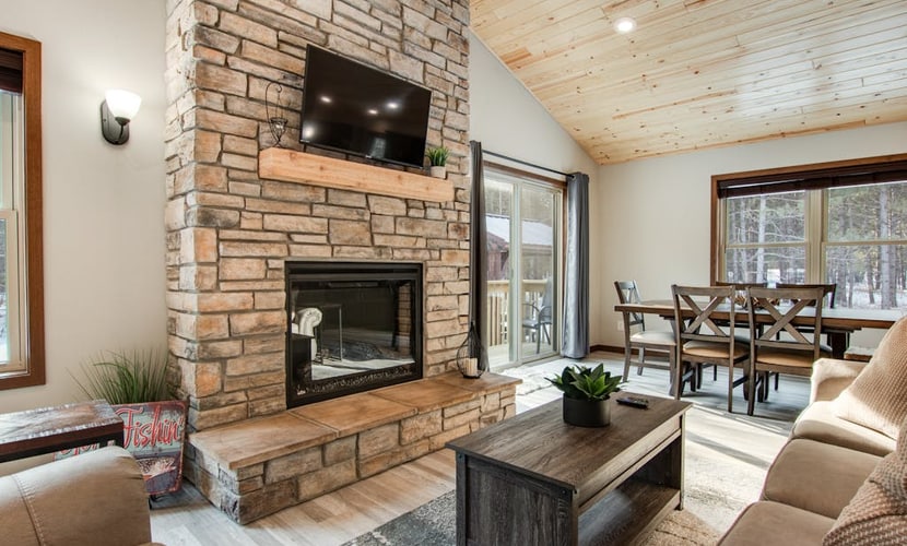 Beautiful cabin with fast WiFi, firepit, pergola, W/D, & central AC