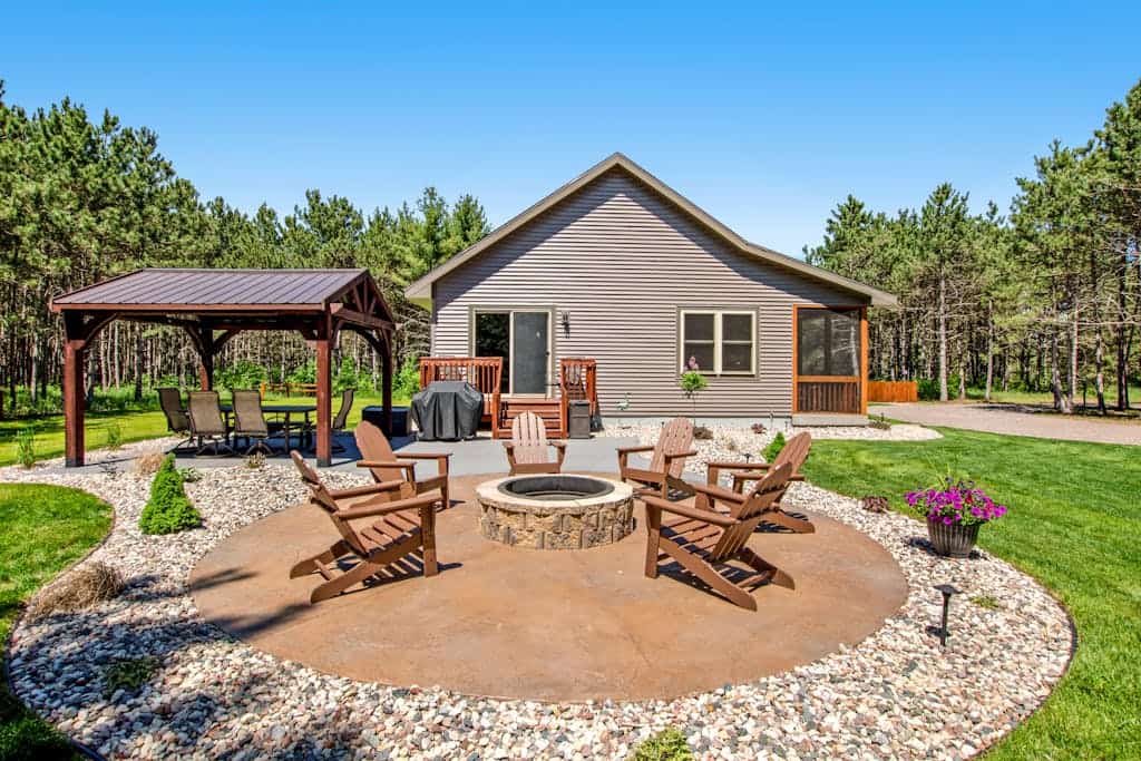 Beautiful cabin with fast WiFi, firepit, pergola, W/D, & central AC