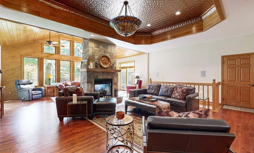 Stunning home w/ hot tub, wet bar, theater room, pool table, near golf & lakes