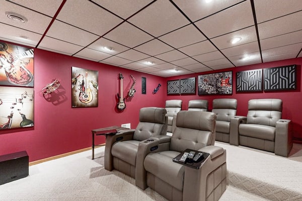 Stunning home w/ hot tub, wet bar, theater room, pool table, near golf & lakes