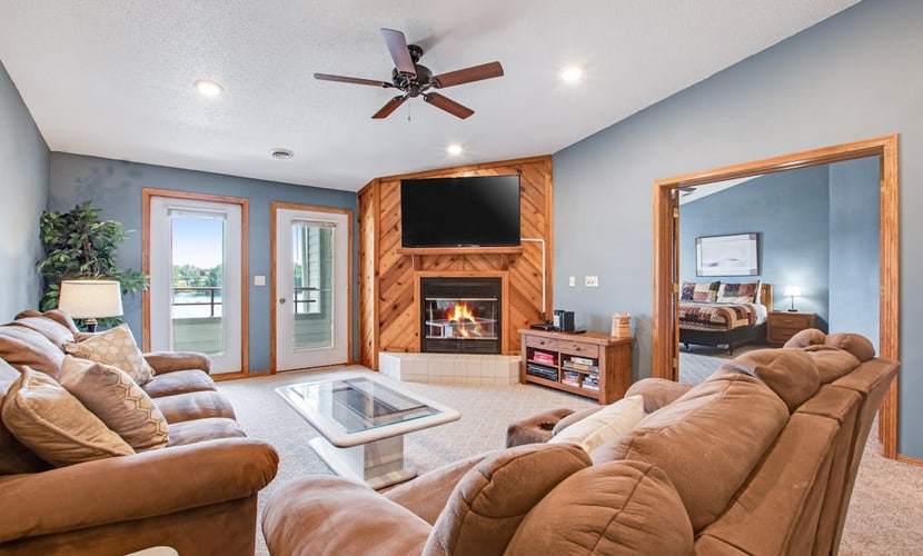 Beautiful lakefront home w/free WiFi, full kitchen, shared pool & hot tub