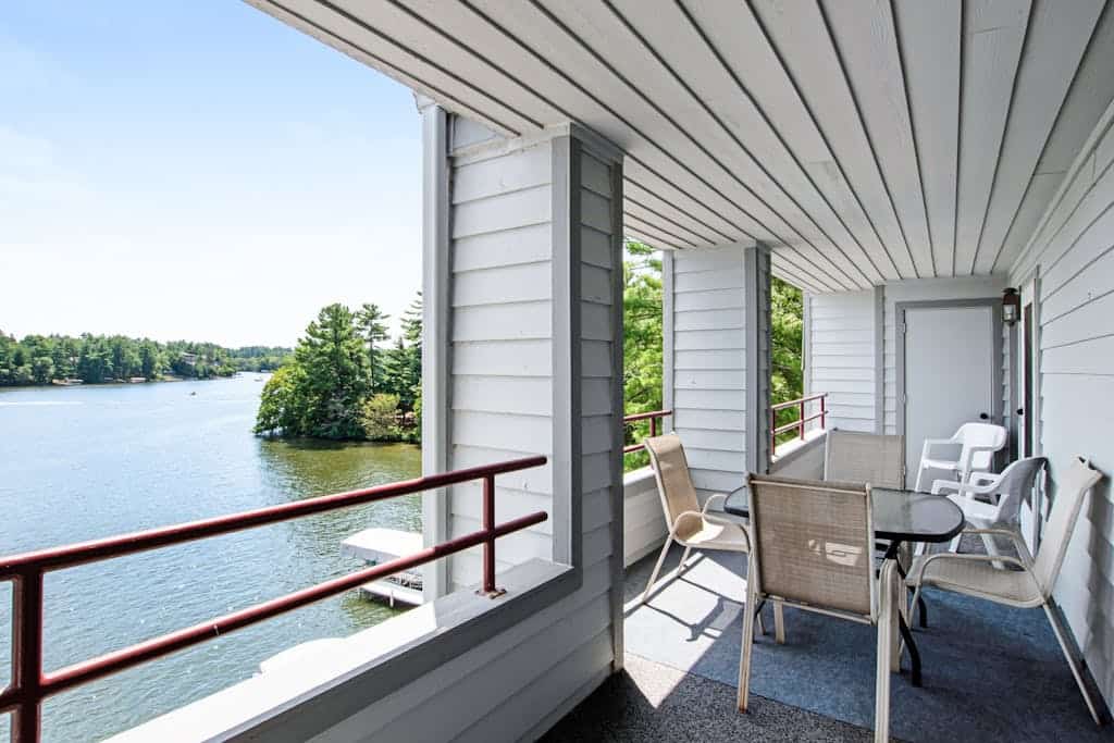 Beautiful lakefront home w/free WiFi, full kitchen, shared pool & hot tub