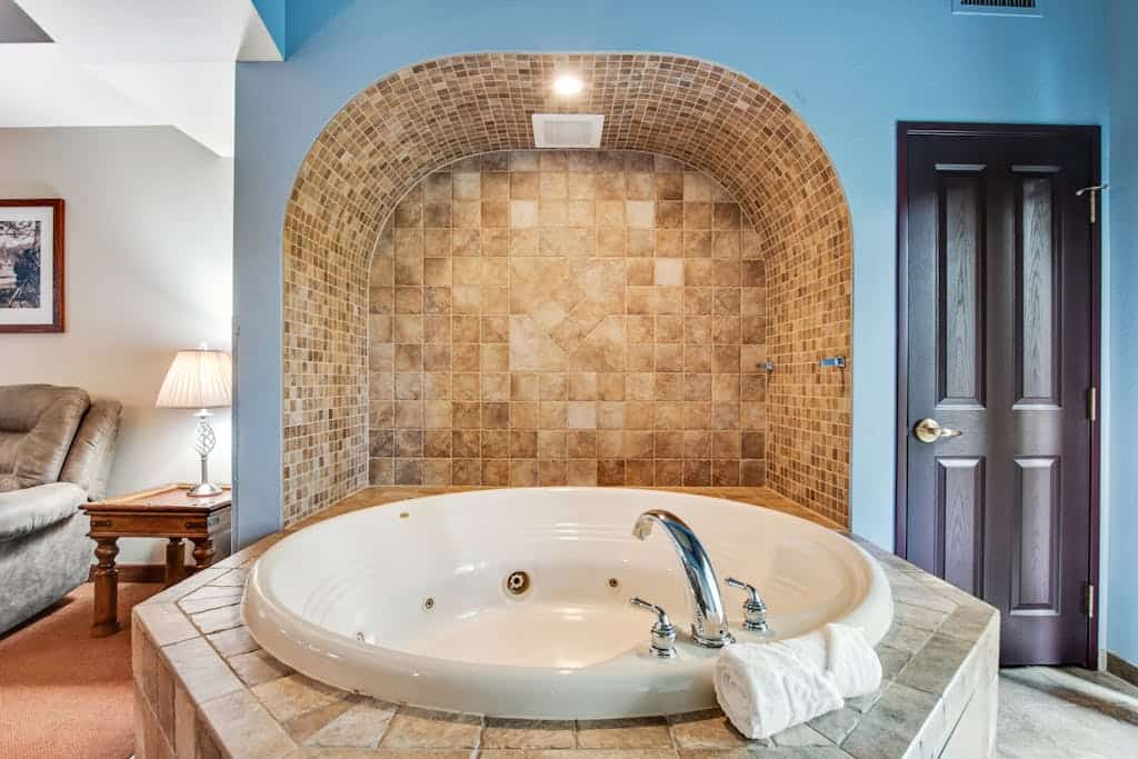 Ground-floor condo with patio, fireplace, jetted tub, & central AC