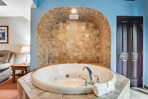 Ground-floor condo with patio, fireplace, jetted tub, & central AC