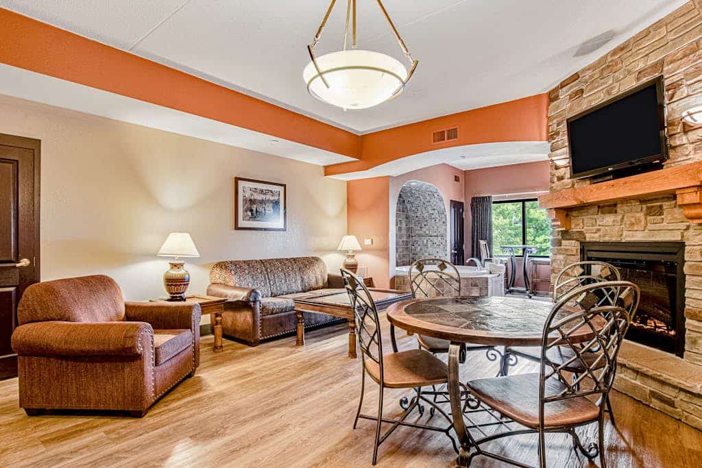 Enchanting condo with fireplace, full kitchen & central AC