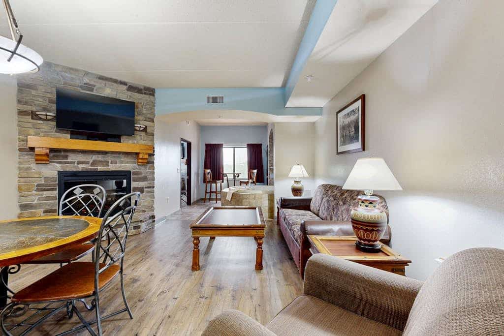 Chula Vista condo with jetted tub, on-site golf, & fireplace - great location