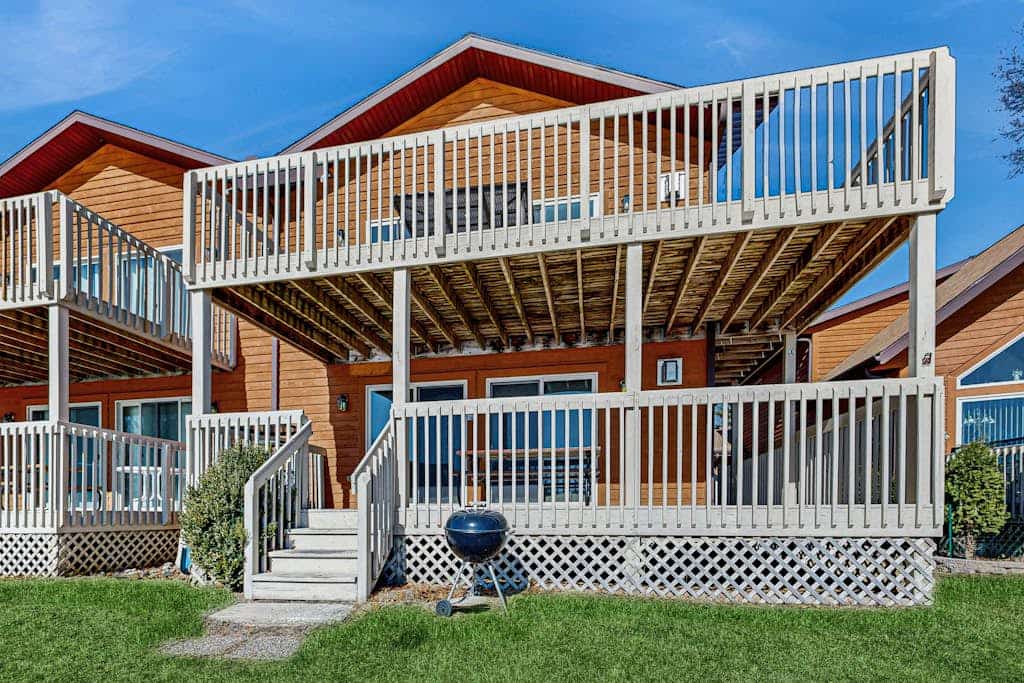 Lakefront condo with deck, amazing views, private beach access, fireplace & dock