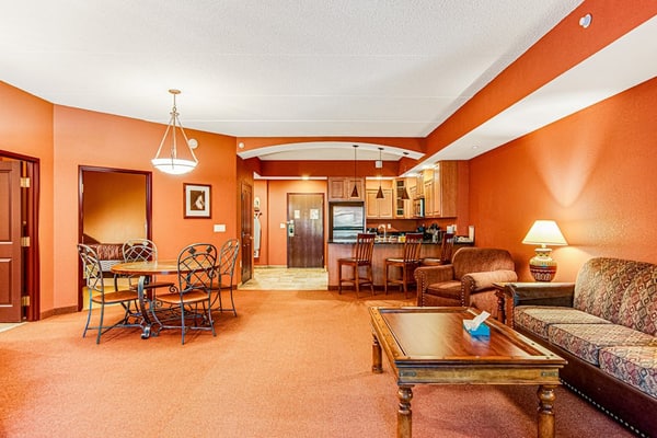 4th-floor condo with elevator, jetted tub, full kitchen, & fireplace