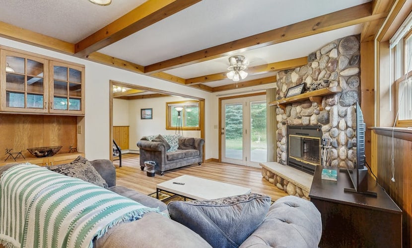 Cozy wooded duplex w/ WiFi, full kitchen, shared W/D & near lakes & trails