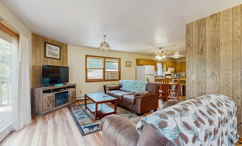 Cozy wooded duplex w/ WiFi, full kitchen, shared W/D & near lakes & trails