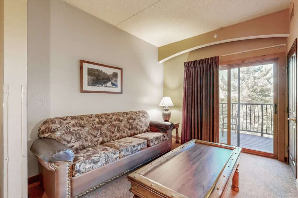 Lovely condo with balcony, kitchenette & central AC