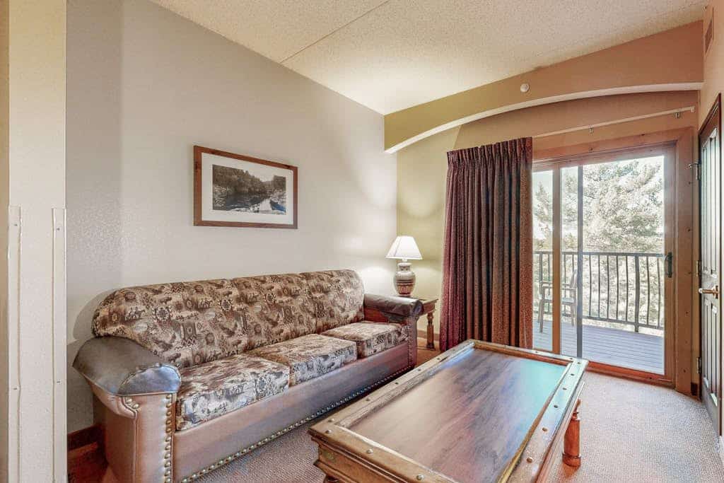 Lovely condo with balcony, kitchenette & central AC