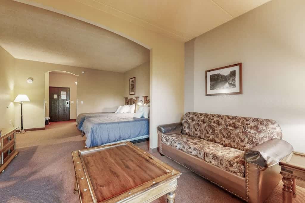 Lovely condo with balcony, kitchenette & central AC