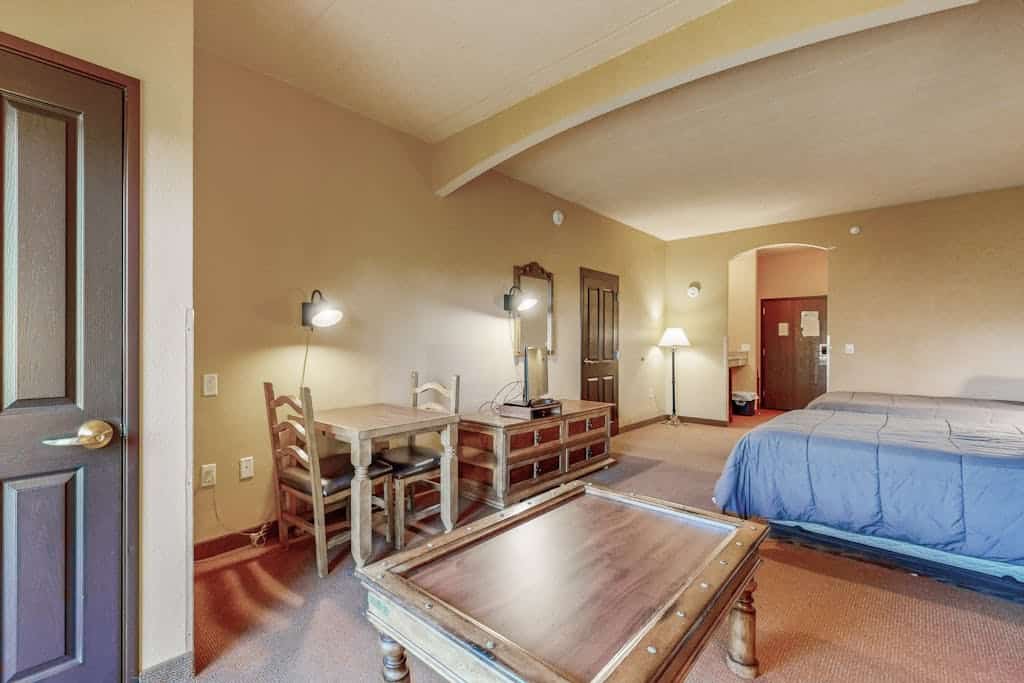 Lovely condo with balcony, kitchenette & central AC