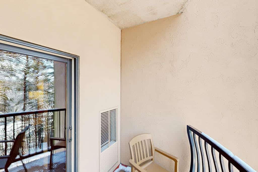 Ideally located condo with scenic balcony, on-site golf, & central AC