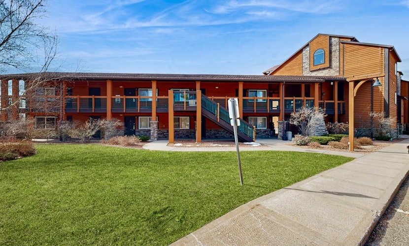 Ground-floor hotel-style condo with fast WiFi, central AC, & kitchenette
