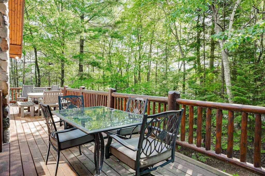 Secluded waterfront log cabin with game room, dock, fire pit & deck
