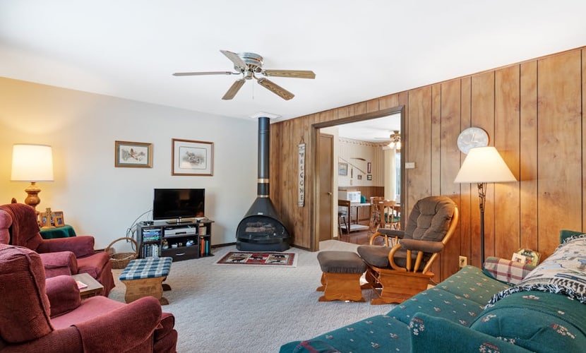 Cozy, family-friendly, riverview condo w/ a furnished patio & gas fireplace