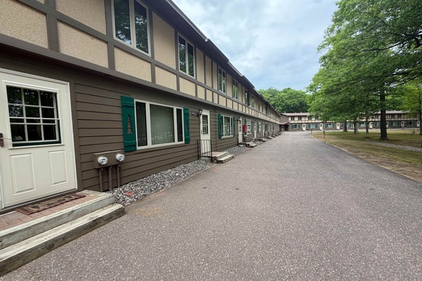 Cozy, family-friendly, riverview condo w/ a furnished patio & gas fireplace
