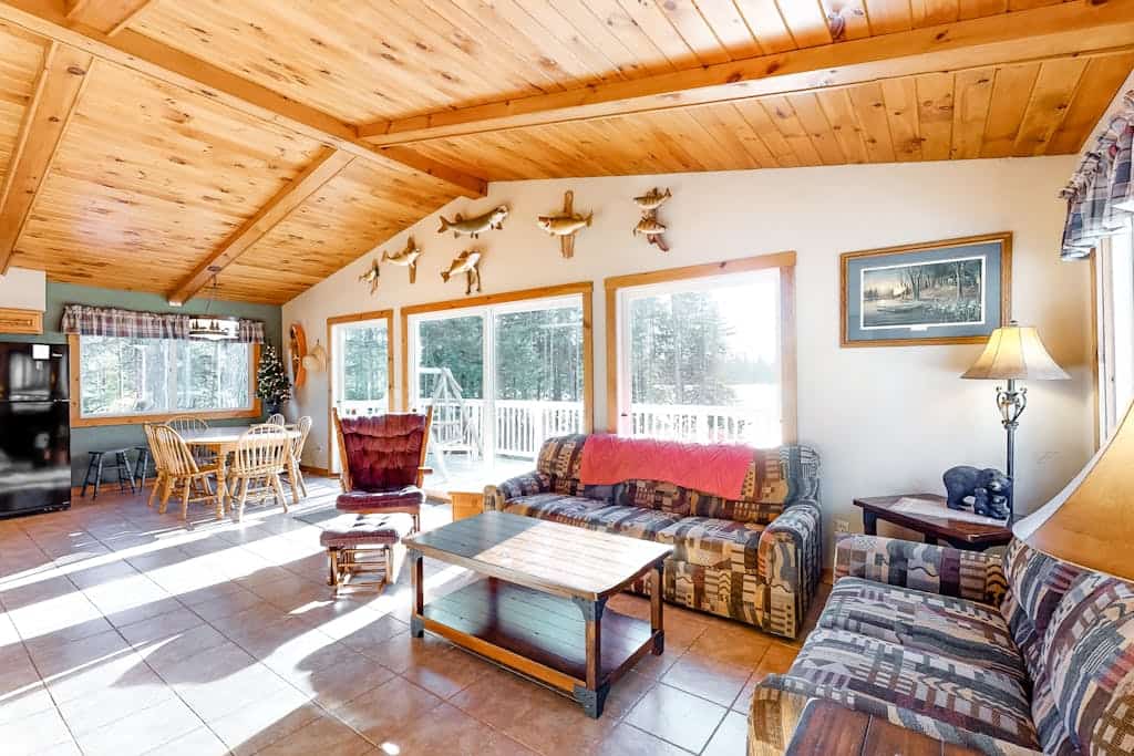 Beautiful home on High Lake w/private pier, large deck & canoes