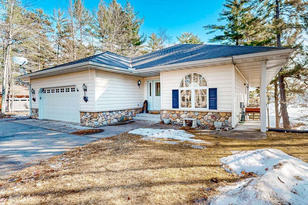 Lakefront home with amazing views, water access, foosball, & fireplace