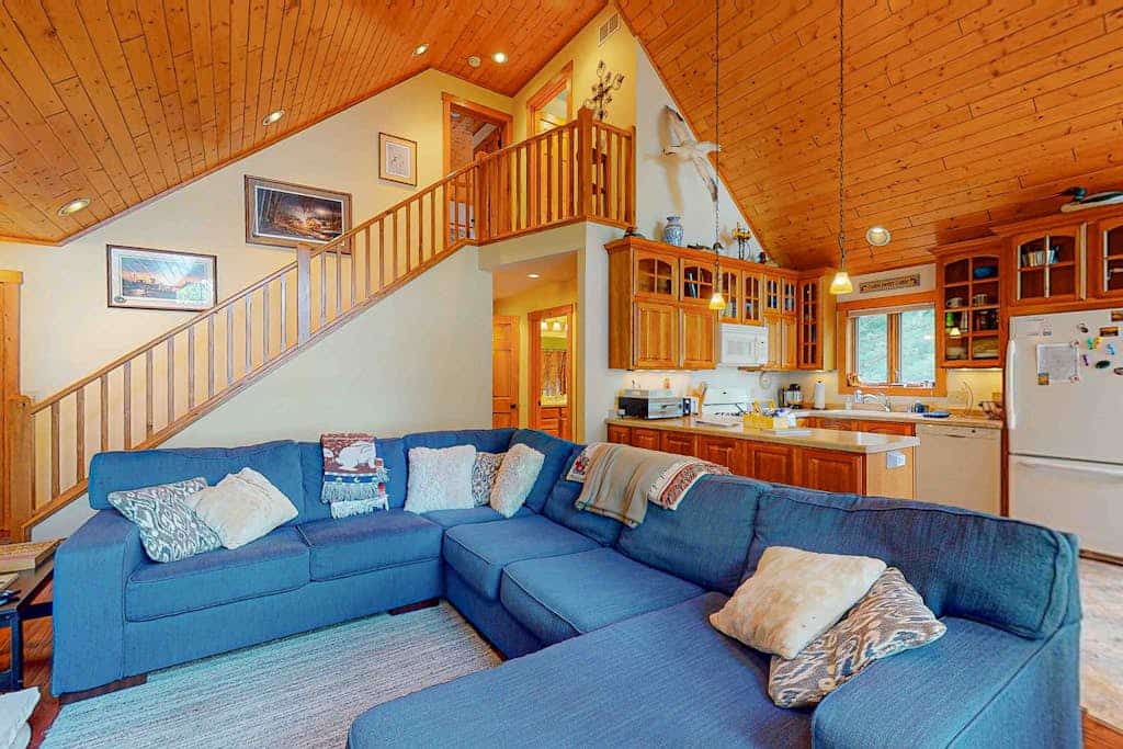 Serene Lakefront Home w/ Wifi, dock, kayaks, gas grill, fire pit & more