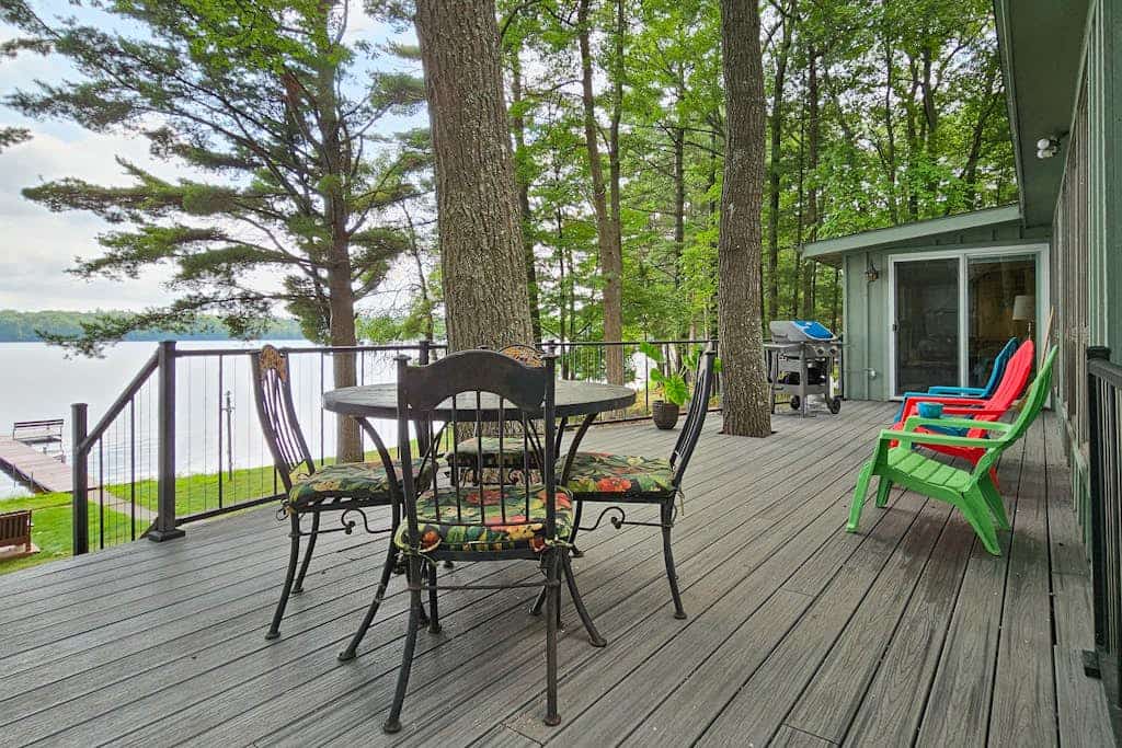Waterfront home between 2 lakes w/ heated porch, dock & kayaks