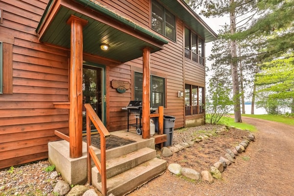 Lake resort villa with water views, screened porch & marina - dog-friendly