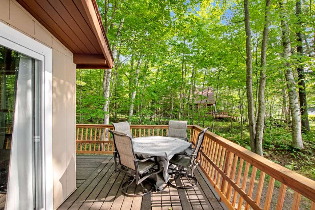Fantastic lakefront home with fireplace, fast WiFi, washer/dryer & dog-friendly