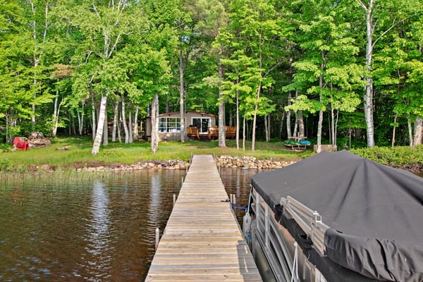 Fantastic lakefront home with fireplace, fast WiFi, washer/dryer & dog-friendly