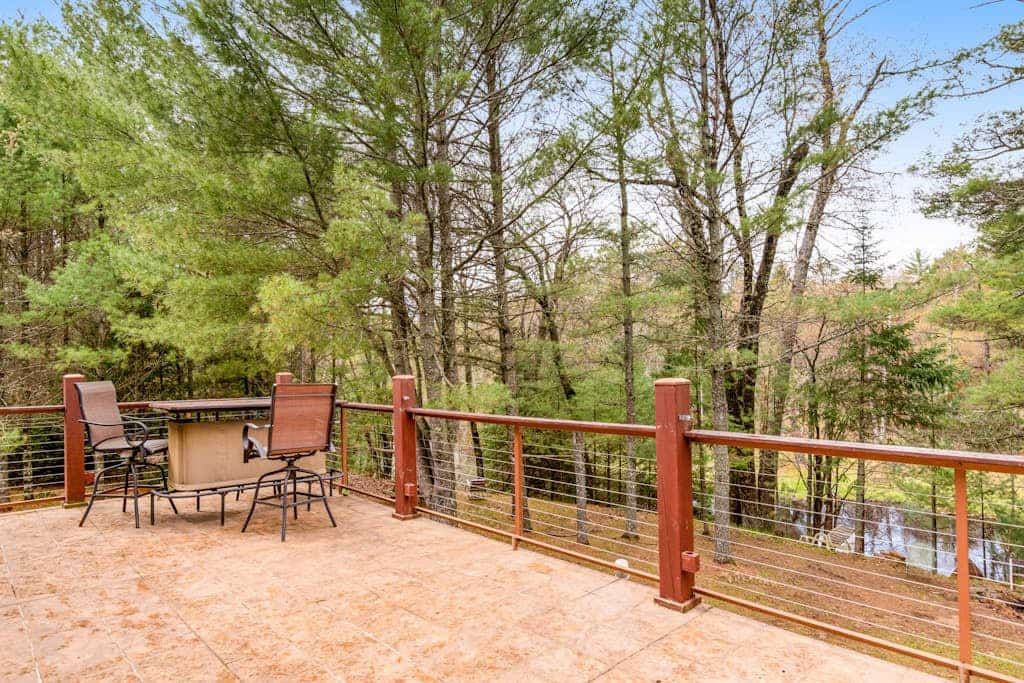 Riverfront home with private dock, kayaks, views, firepit, cornhole & foosball