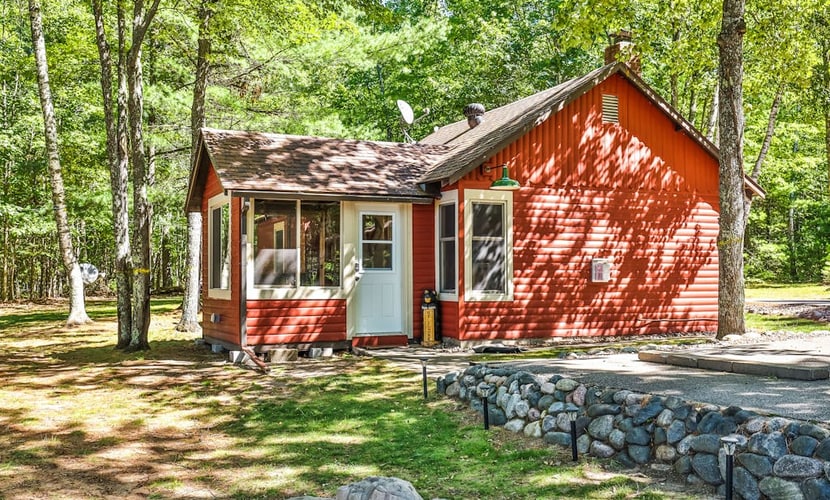 Charming, lakefront home with a gas fireplace, docks, firepit, & full kitchen