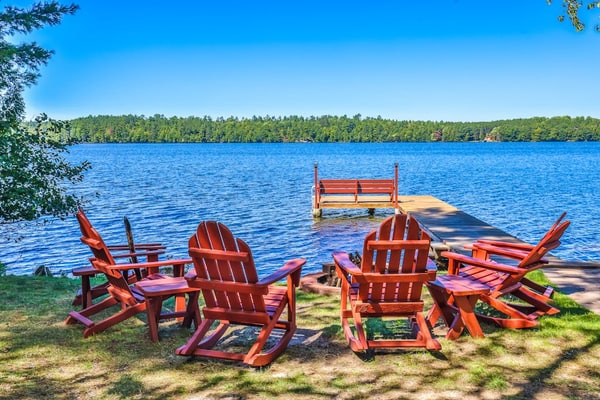 Charming, lakefront home with a gas fireplace, docks, firepit, & full kitchen