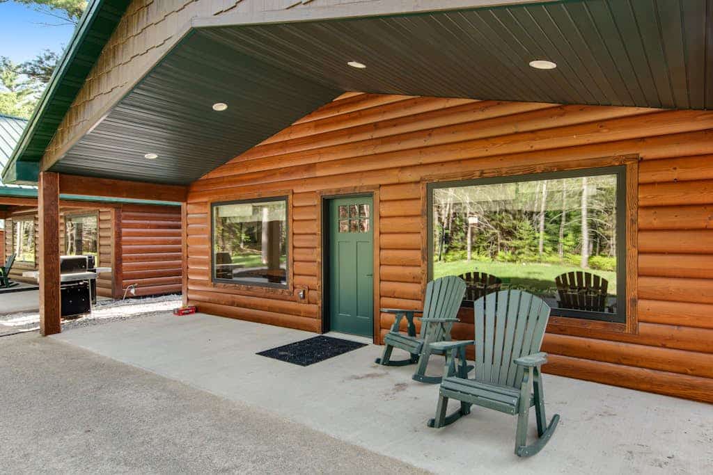 Modern dog-friendly cabin with hot tub, gas fireplace, patio, grill, & washer/dryer