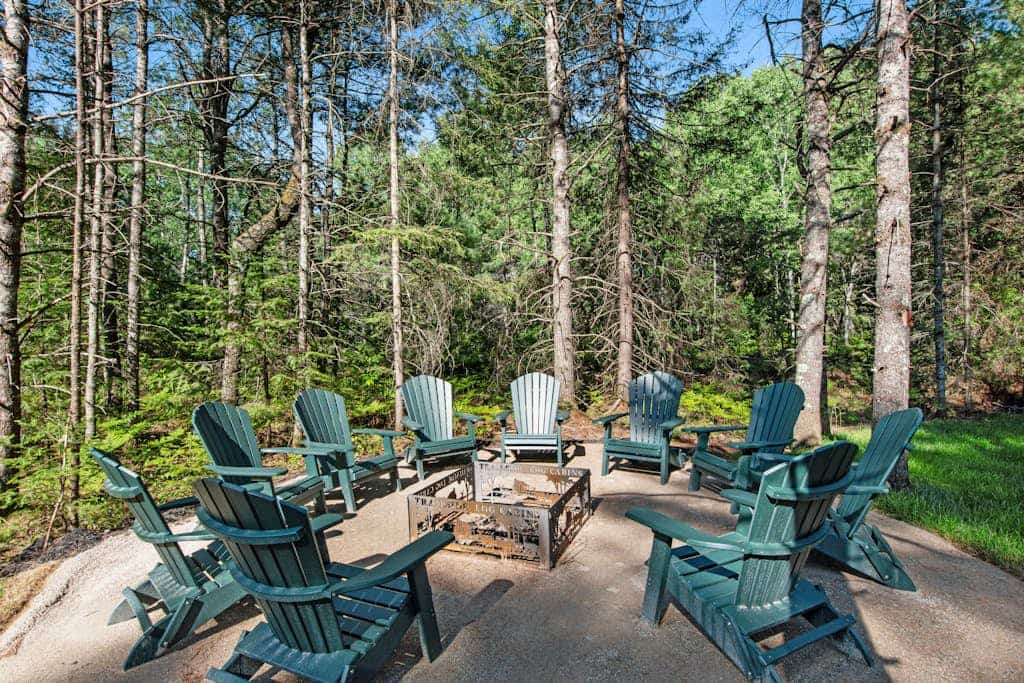 Modern dog-friendly cabin with hot tub, gas fireplace, patio, grill, & washer/dryer