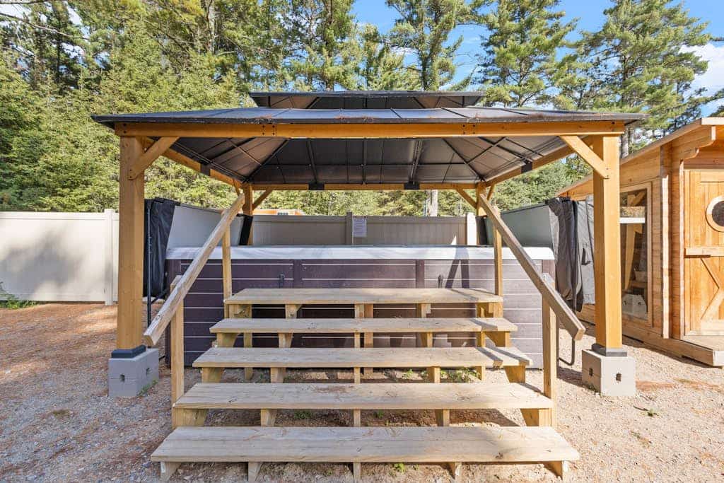 Modern dog-friendly cabin with hot tub, gas fireplace, patio, grill, & washer/dr