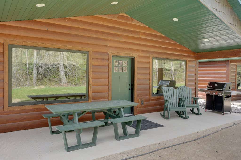 Modern dog-friendly cabin with hot tub, gas fireplace, patio, grill, & washer/dr