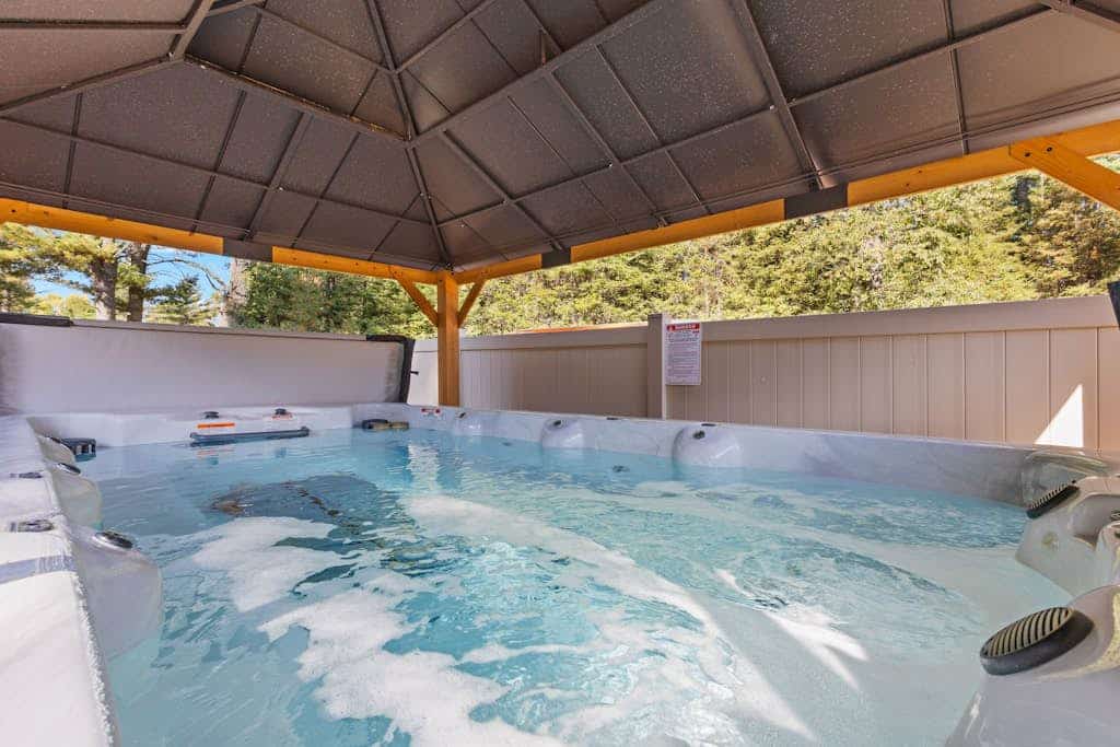 Modern dog-friendly cabin with hot tub, gas fireplace, patio, grill, & washer/dr