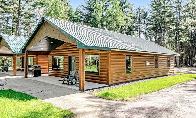 Modern dog-friendly cabins with hot tub, fireplace, patio, grill, central AC, & W/D